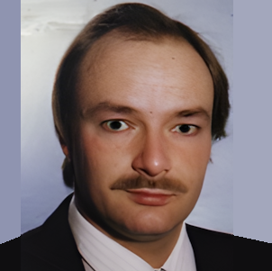 Profilbild, braune Haare, braune Augen, Schnauzer, weißes Hemd, schwarzes Jackett, blauer Hintergrund