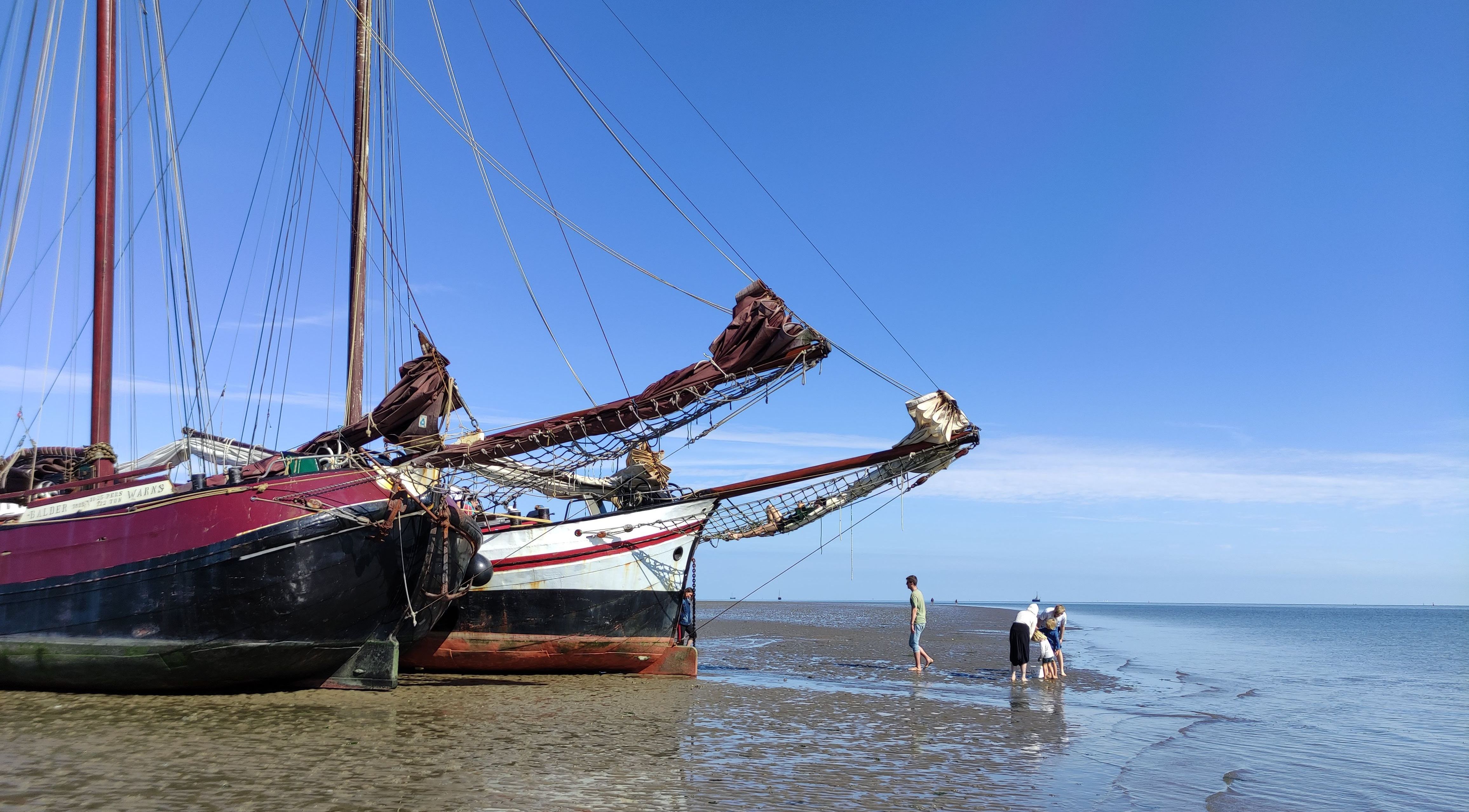 Hohe Berge mit Schnee und ein Weg mit Heuschober am Wegesrand in der Region Ramsau 